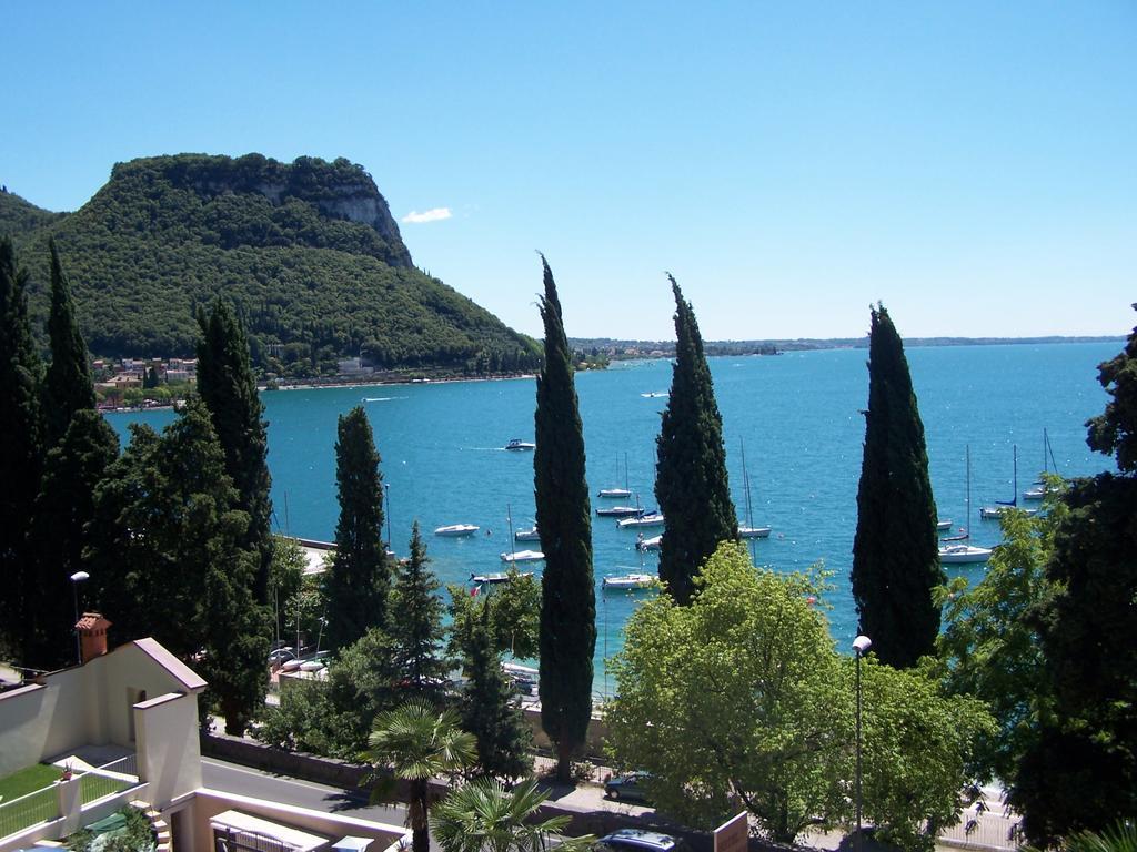 Hotel Excelsior Le Terrazze Garda  Bagian luar foto